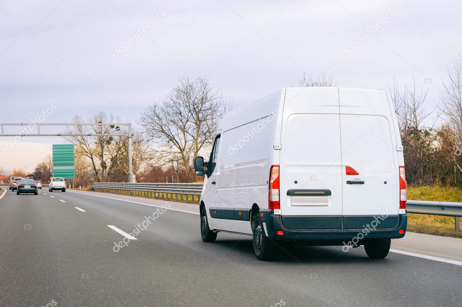 Van utilitária em movimento em uma rodovia. Serviço de guincho 24 horas para utilitários tais como vans.